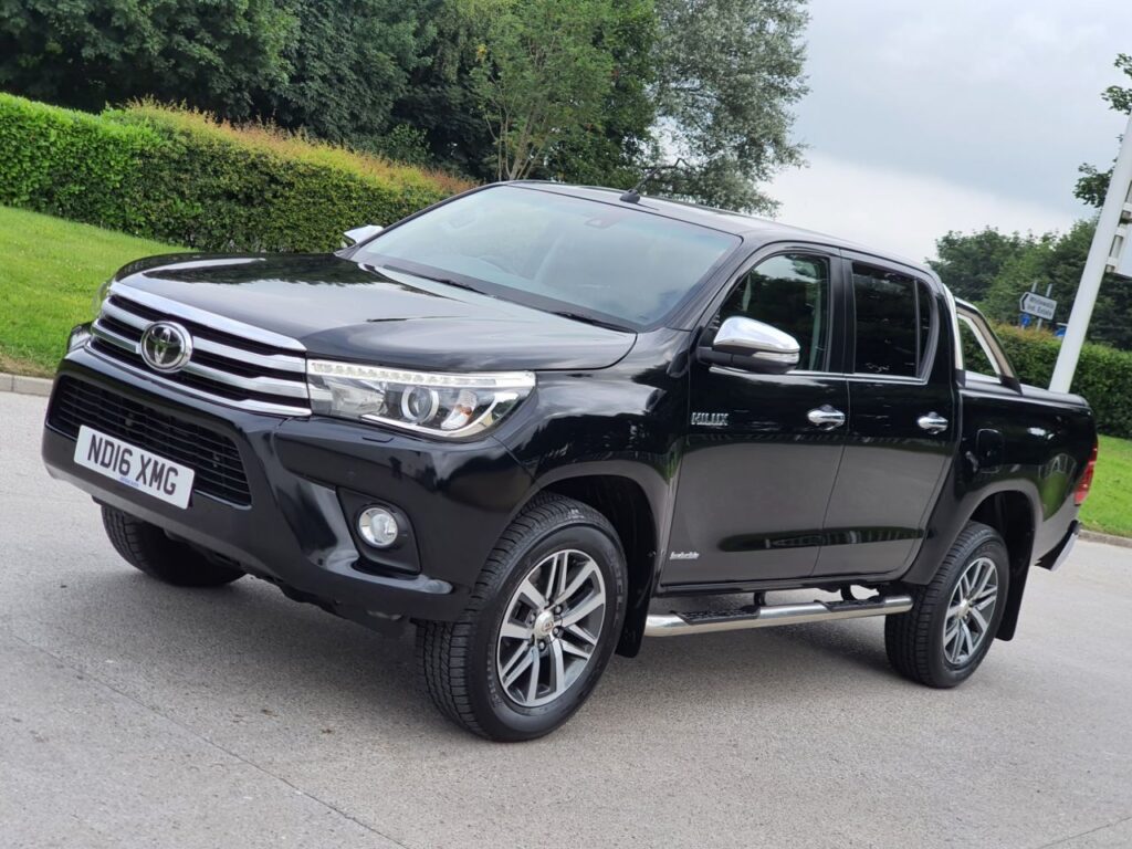 TOYOTA HI-LUX 2.4 INVINCIBLE 4WD D-4D DCB (2016/16)