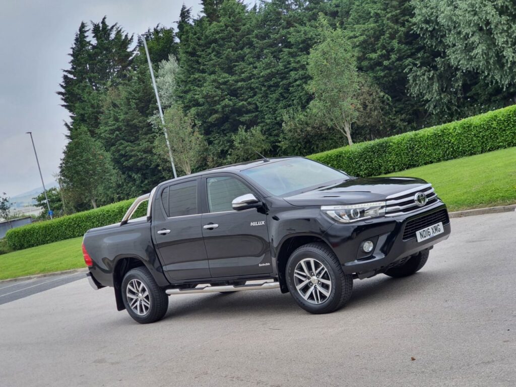 TOYOTA HI-LUX 2.4 INVINCIBLE 4WD D-4D DCB (2016/16)