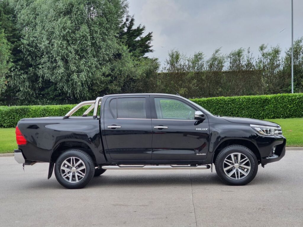 TOYOTA HI-LUX 2.4 INVINCIBLE 4WD D-4D DCB (2016/16)