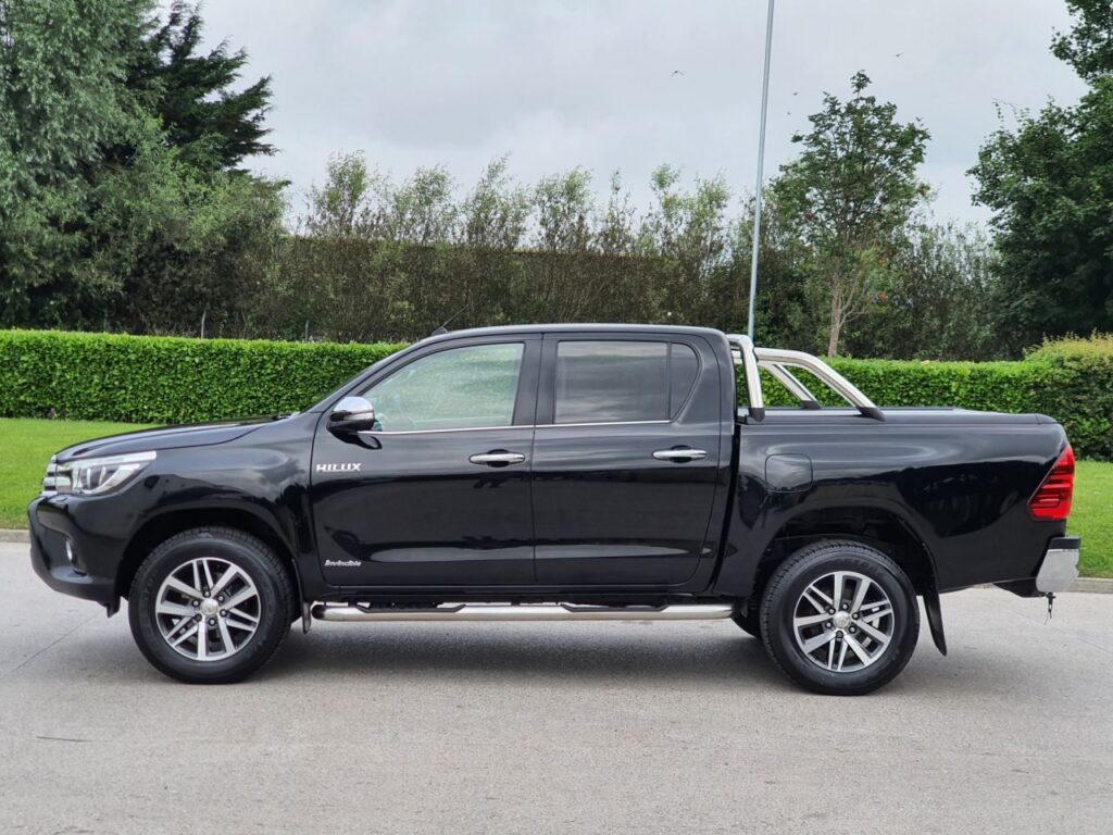 TOYOTA HI-LUX 2.4 INVINCIBLE 4WD D-4D DCB (2016/16)